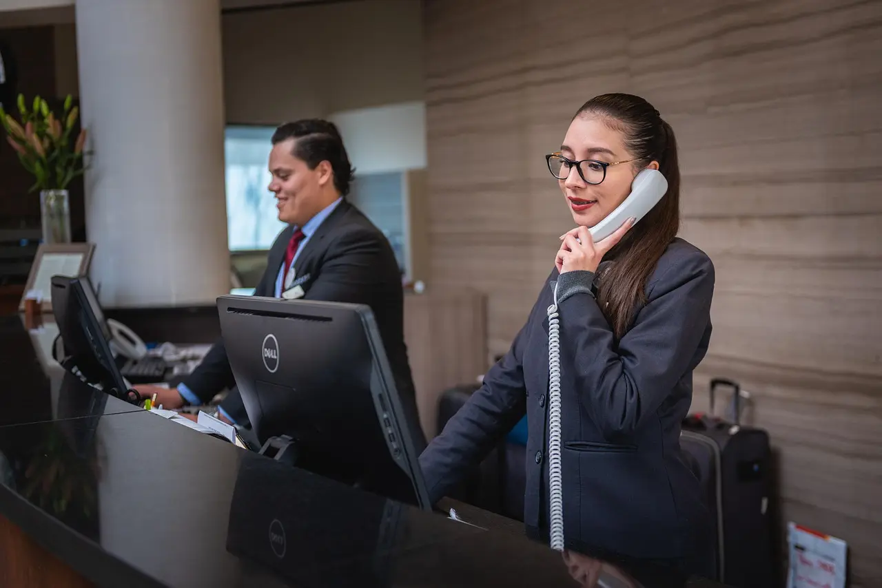 Support desk receiving a call, representing fast response and issue diagnosis.